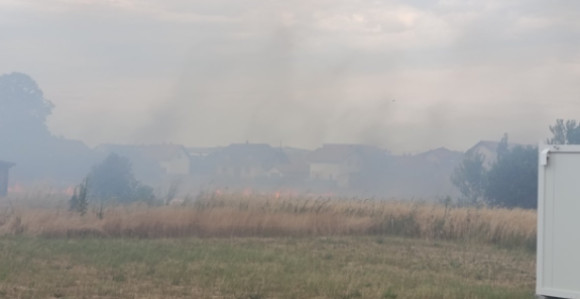 Bijeljina: Požar zahvatio njive, zbog vjetra se širi do kuća