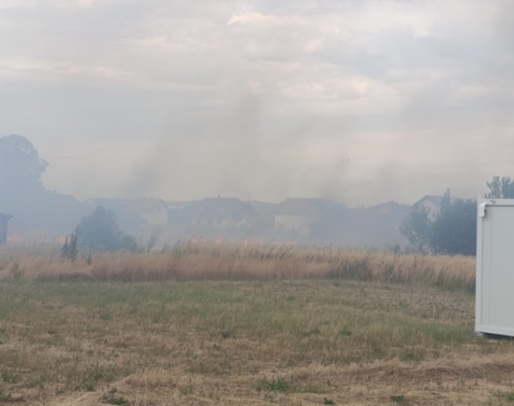 Bijeljina: Požar zahvatio njive, zbog vjetra se širi do kuća