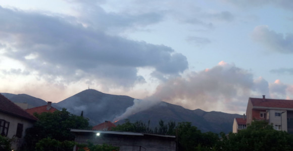 Trebinje: Požar se širi Leotarom, vatrogasci brane kuće od vatre
