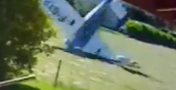 Avion se iznenada srušio u dvorište, kamere sve snimile