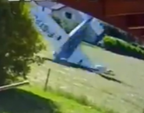 Avion se iznenada srušio u dvorište, kamere sve snimile