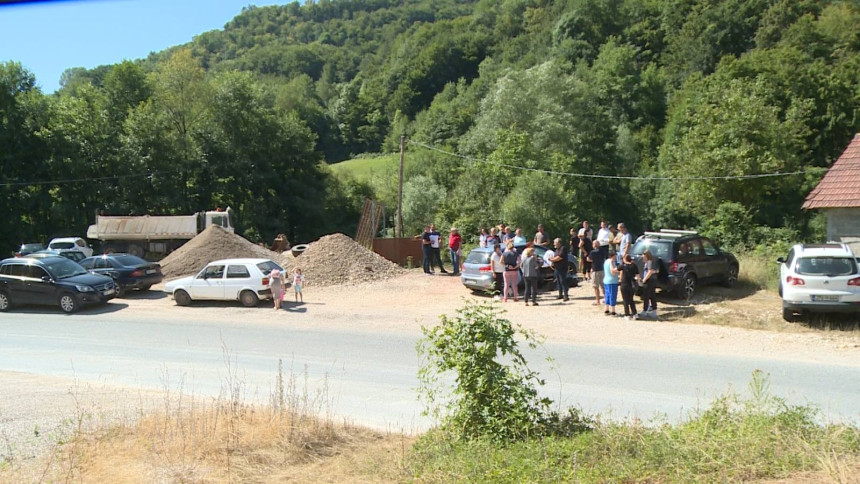 Мирни протест мјештана Осмака због каменолома