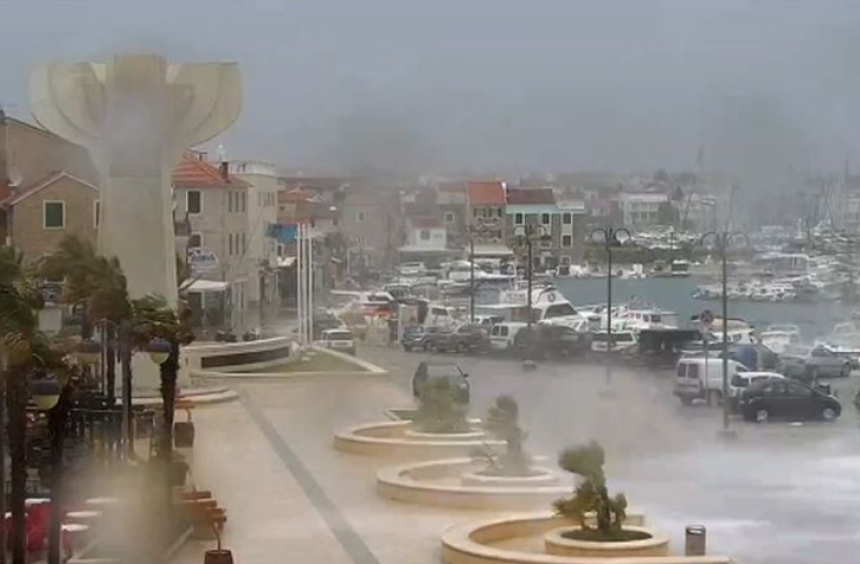 Snažno nevrijeme: More se izlilo, saobraćaj paralisan