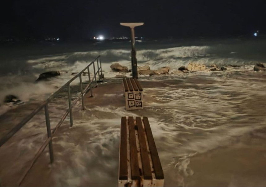 Nevrijeme poharalo Dalmaciju: More potopilo rive (VIDEO)