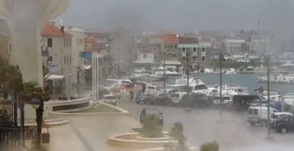 Снажно невријеме: Море се излило, саобраћај паралисан