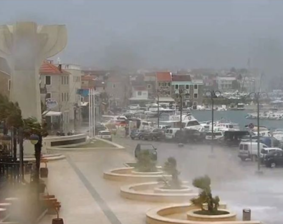 Snažno nevrijeme: More se izlilo, saobraćaj paralisan