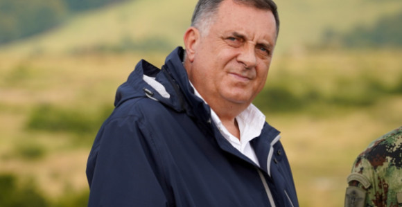 Iako nije nadležan ni ustavan, ovaj čovjek se u sve miješa