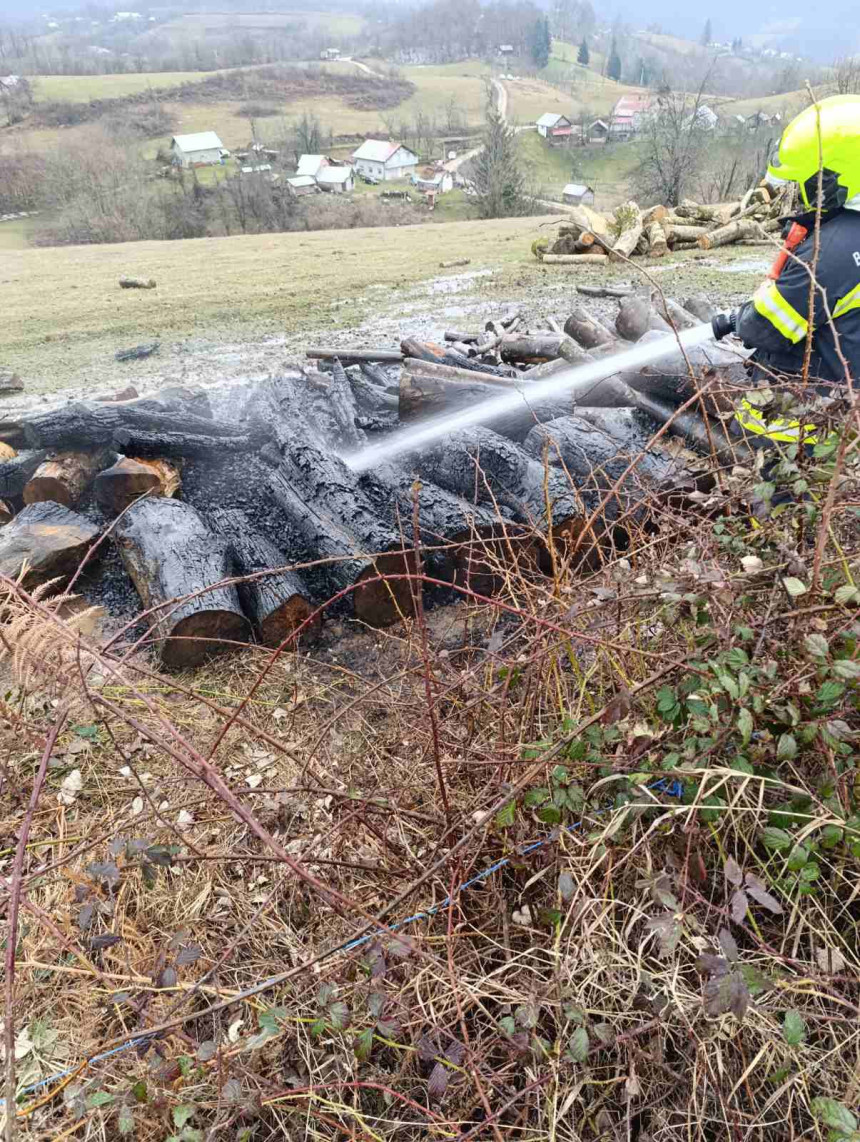 Nesvakidašnji požar kod Banjaluke: Gorjela drva