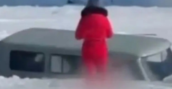 Autobus propao kroz led u najdublje jezero: Ima žrtava