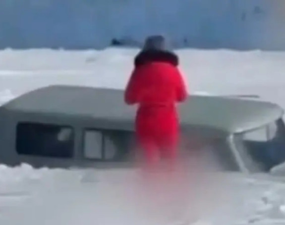 Autobus propao kroz led u najdublje jezero: Ima žrtava