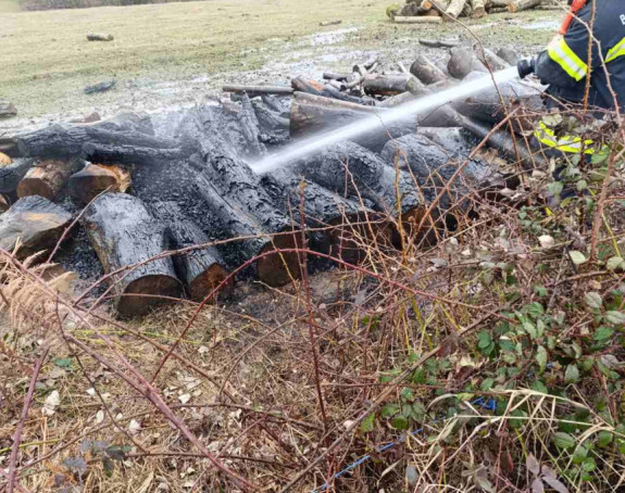 Nesvakidašnji požar kod Banjaluke: Gorjela drva