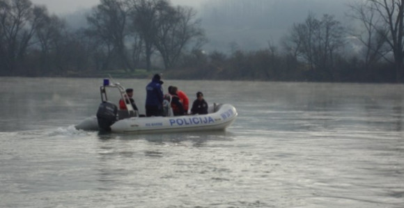 Преврнуо се чаман на Уни, мушкарац страдао, потрага траје