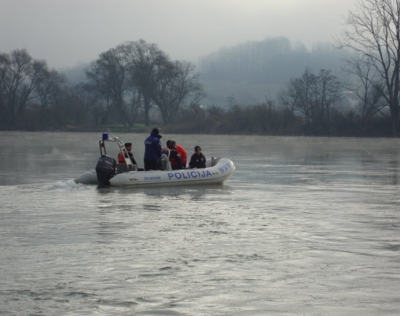 Prevrnuo se čaman na Uni, muškarac stradao, potraga traje