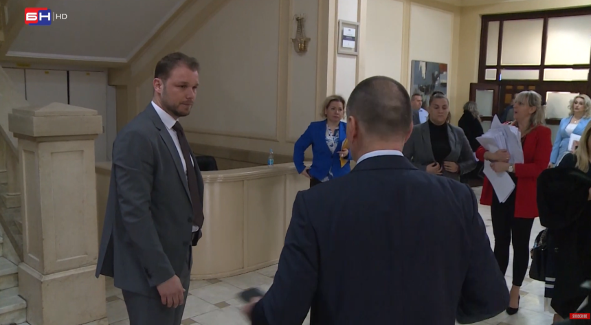 Evo ko blokira grad: Odbornici sjede po kafanama (VIDEO)