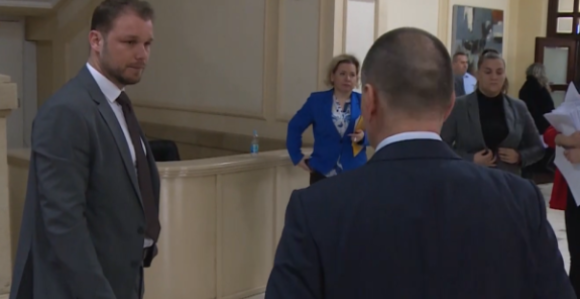 Ево ко блокира град: Одборници сједе по кафанама (ВИДЕО)