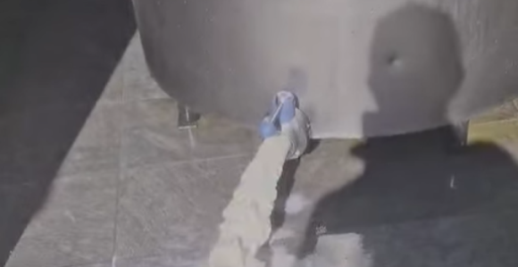 Лакташи, потресне сцене: млијеко тече у потоцима