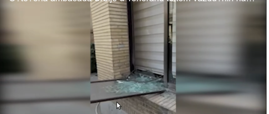 Oštećena ambasada Srbije u tokom napada (VIDEO)