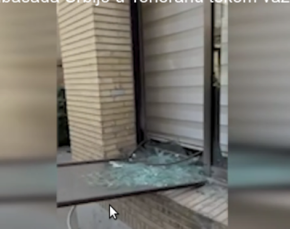 Oštećena ambasada Srbije u tokom napada (VIDEO)