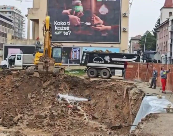 Pukla cijev u centru Banjaluke, neće biti vode (VIDEO)