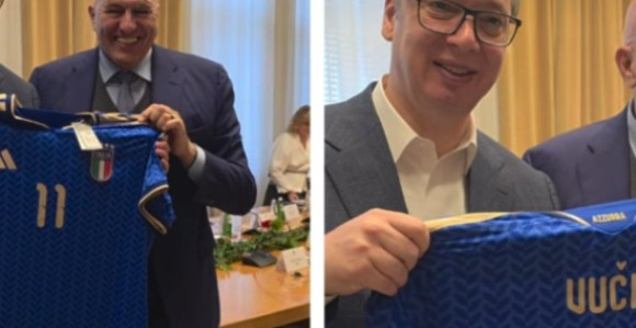 Vučiću poklon dres Italije sa njegovim prezimenom