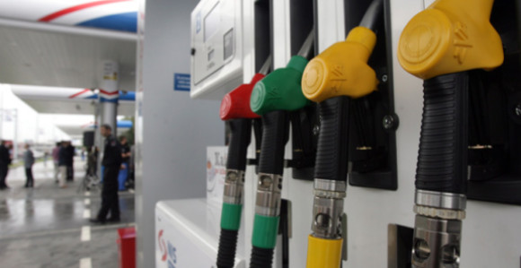 Власт смањује акцизе кад гориво скочи на четири марке?