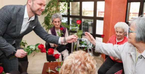 Gradonačelnik sa damama koje borave u Domu penzionera