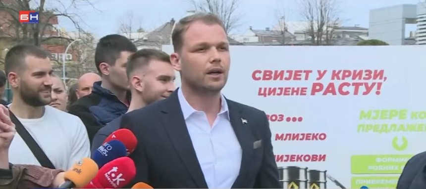 Станивуковић држао прес испред Владе, непланирано упао Минић (ВИДЕО)