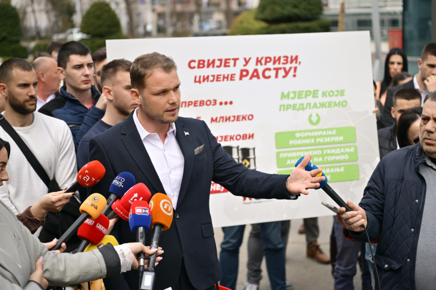 Станивуковић ма пресу испред Владе, непланирано упао Минић (ВИДЕО)