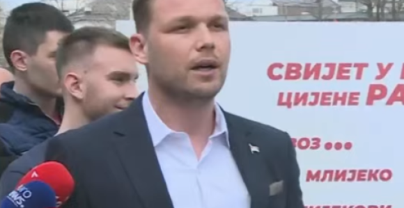 Stanivuković držao pres ispred Vlade, neplanirano upao Minić (VIDEO)