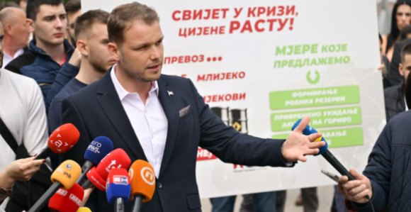 Stanivuković na presu ispred Vlade, neplanirano upao Minić (VIDEO)