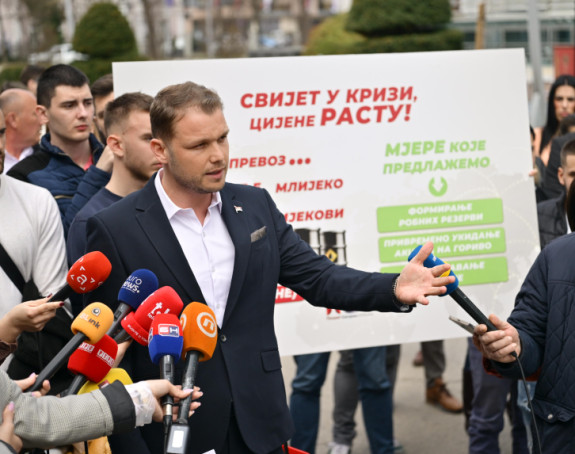 Stanivuković na presu ispred Vlade, neplanirano upao Minić (VIDEO)