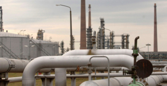 САД због проблема у мореузу отпушта милионе барела нафте