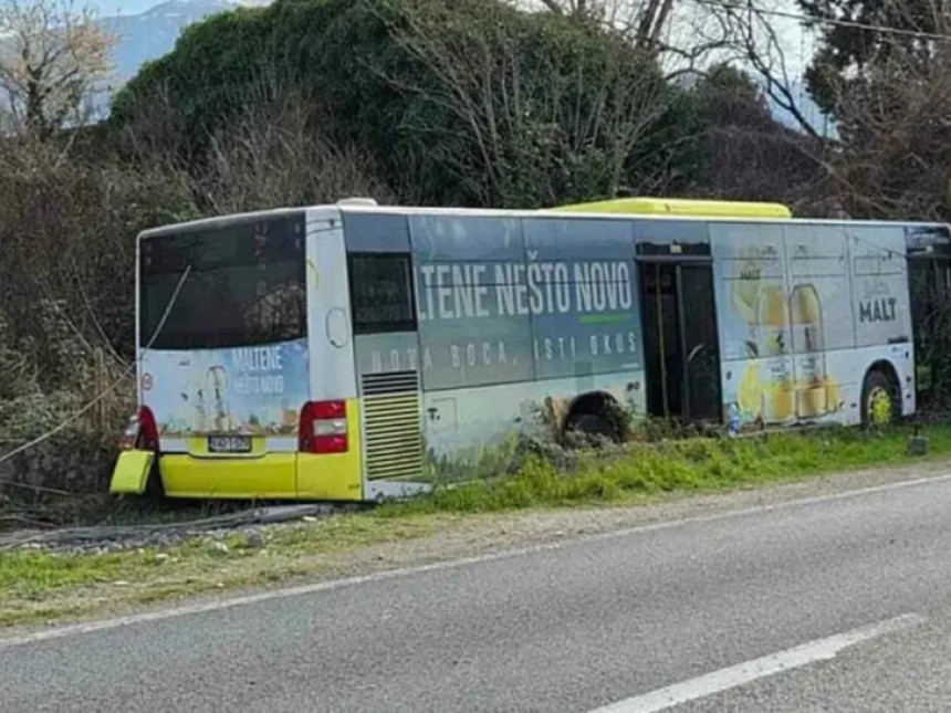 Мостар: Аутобус слетио са пута, три особе повријеђене