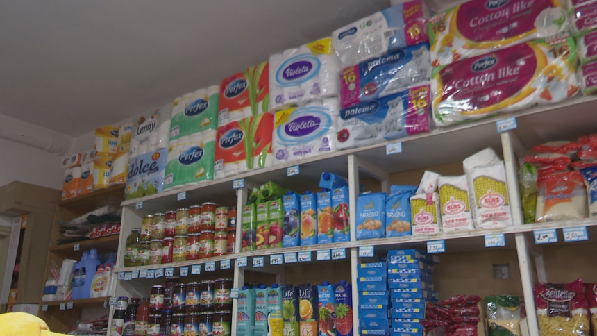 Ljudi gomilaju hranu, potrepštine i gorivo - bojimo li se rata?