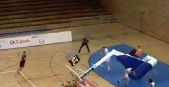 Кошаркаш Сплита закуцао - срушила се конструкција на њега