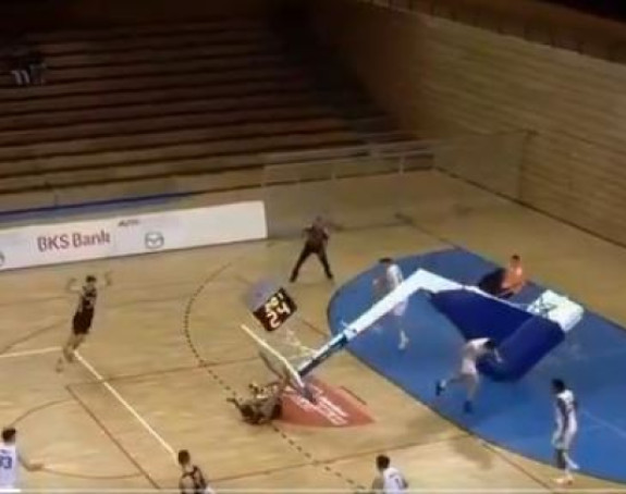 Košarkaš Splita zakucao - srušila se konstrukcija na njega