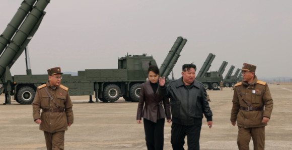 Ким у пратњи ћерке посматрао тестирање ракетних система