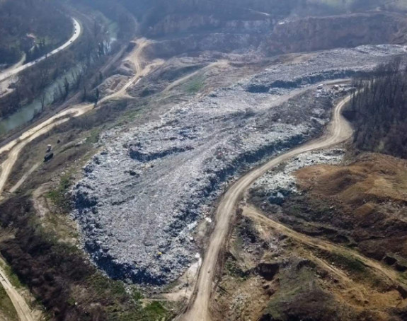Milioni utrošeni u deponiju, građani se guše u smradu