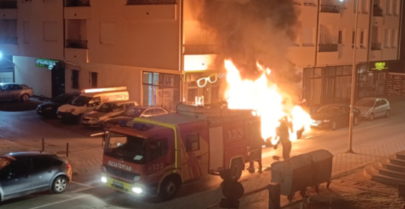 Експлозија у Бијељини, пожар захватио три аутомобила