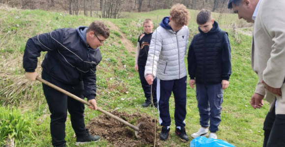 Lopare: Sadnja drveća kod škola i najavljeno čišćenje Janje