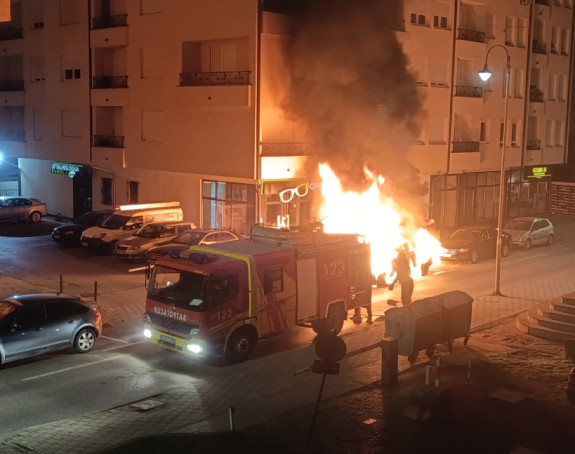 Eksplozija u Bijeljini, požar zahvatio tri automobila