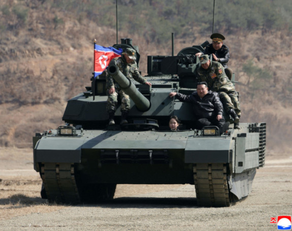 Ćerka Kim Džong Una vozila tenk tokom vojne vježbe