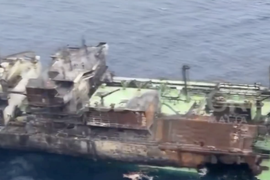 Оштећени руски танкер плута Сицилијанским мореузом