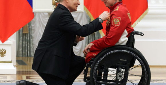 Путин клекнуо усред церемоније и изненадио све