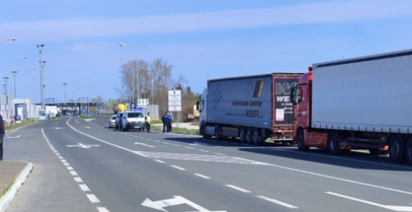 Prevoznici još pristižu na granične prelaze: Neki su blokirani, na drugima policija ne dozvoljava prilaz i blokadu prelaza (VIDEO)
