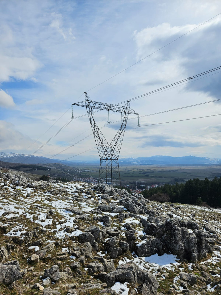 Промјенљиво облачно и мало топлије уз повремену кишу