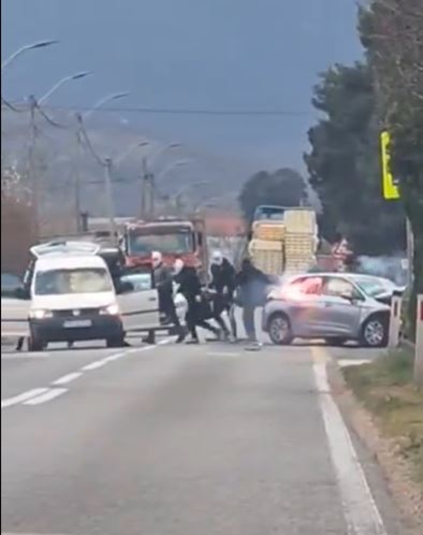 Mostar: Maskirani palicama i bakljama napali vozača