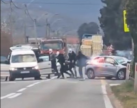 Mostar: Maskirani palicama i bakljama napali vozača