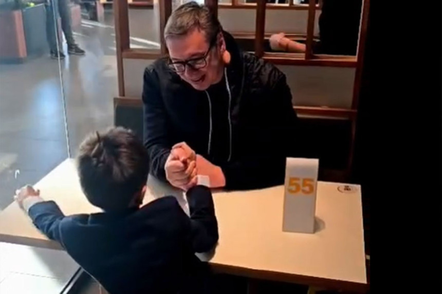 Vučić sa najmlađim sinom Vukanom u šetnji i igri