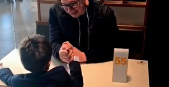 Vučić sa najmlađim sinom Vukanom u šetnji i igri